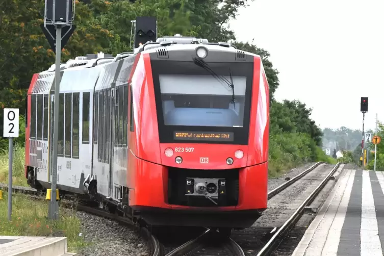 Das Foto zeigt einen Zug, der im Bahnhof Freinsheim nach Frankenthal abbiegt. Geradeaus führt das Gleis nach Bad Dürkheim. 