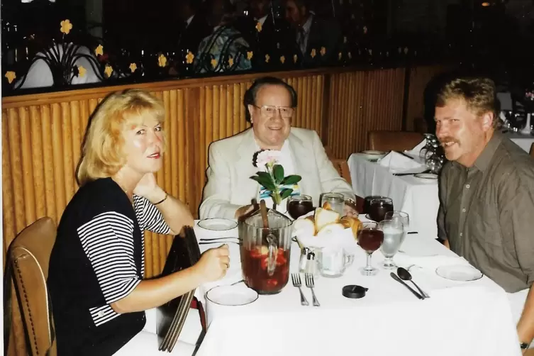 Marianne Teuscher mit Ehemann und Walter Slodki (Mitte) beim gemeinsamen Abendessen. 