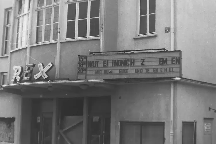 Das im Krieg ausgebombte &bdquo;Lichtschauspielhaus&ldquo; in der Ringstra&szlig;e wurde 1952 als &bdquo;Roxy&ldquo; wiederer&ouml;ffnet. Einige Jahre sp&auml;ter erhie