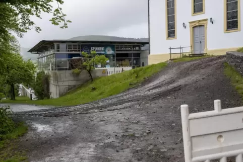 Ein Treppenlift soll die unterschiedlichen Höhen zwischen Geoskop und Kirche ausgleichen. 
