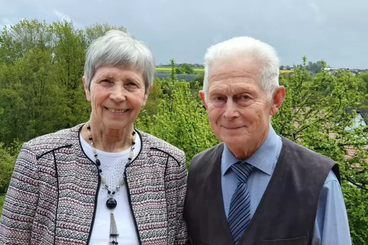 Seit 60 Jahren hält Elfriede Dreßler ihrem vielfältig engagierten Mann Walter den Rücken frei. Heute feiern die beiden Diamanten