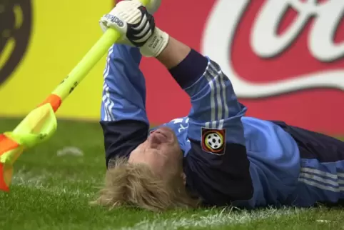 Ein Bild, das prägte: Oliver Kahn jubelt nach Patrik Anderssons Ausgleich mit der Eckfahne. 