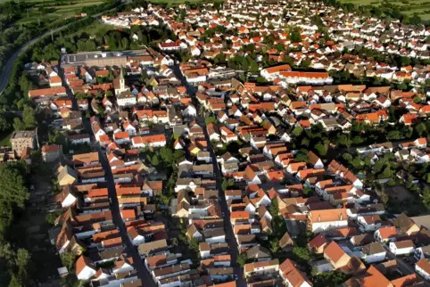 Aus der Luft: die St.-Klara und die Rottstraße (rechts) in Dudenhofen. In der Rottstraße gilt nun eine Einbahnstraßenregelung. 