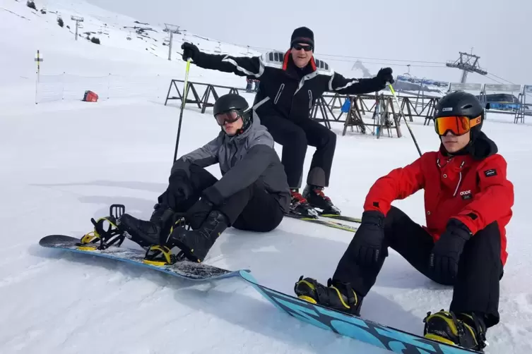 Ein weiteres Familienhobby: Wintersport. Timo und Marco fahren mittlerweile Snowboard, ihre Eltern sind auf Skiern unterwegs.