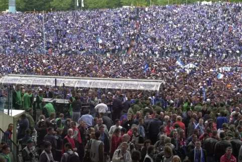 Eine erstarrte Menschenmenge: Tausende Schalke-Fans hatten am 19. Mai 2001 im Parkstadion schon gefeiert, als die Bayern in Hamb