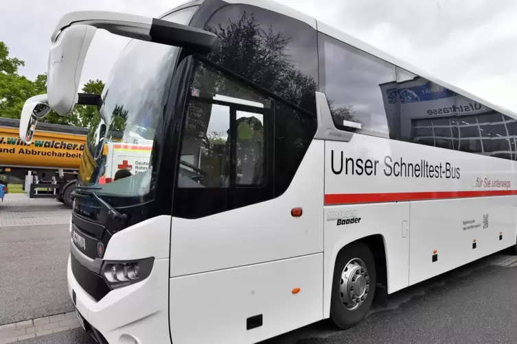 Der besondere Scania-Bus: ein rollendes Schnelltest-Center. 