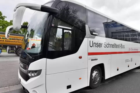 Der besondere Scania-Bus: ein rollendes Schnelltest-Center. 