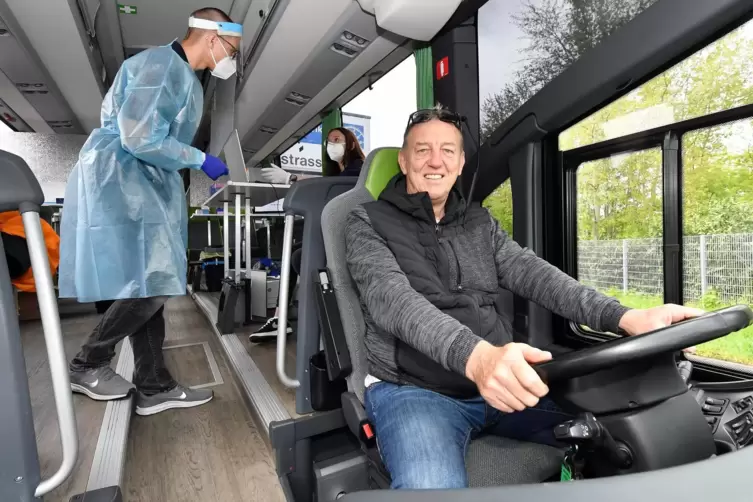Hat viel Erfahrung hinterm Bussteuer: Thomas Roth aus Lachen-Speyerdorf.