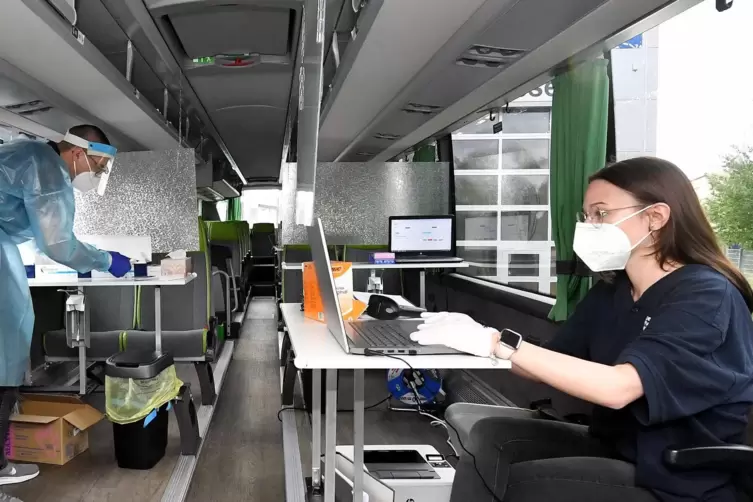 Marco Schultz und Melissa Flick vom DRK-Kreisverband Vorderpfalz bei der Arbeit. 