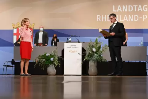 Ministerpräsidentin Malu Dreyer bei ihrer Vereidigung durch Landtagspräsident Hendrik Hering. 