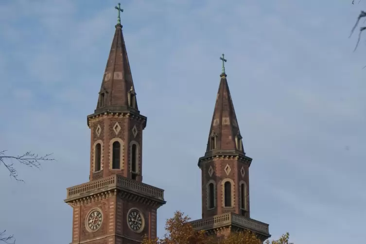 Die Kirchtürme von St. Ludwig in der Innenstadt.