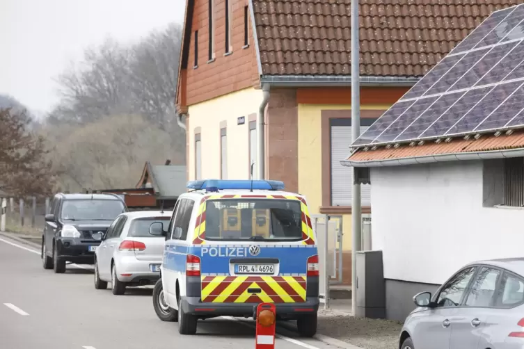 In einem Gehöft bei Weilerbach, hatte die Polizei am 9. März zwei Leichen gefunden. 