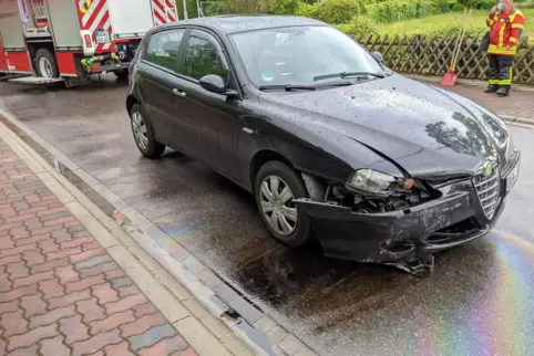 Schlieren von Öl auf der Straße vor dem Unfallwagen. 