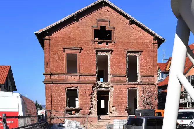 Gilt dem Ortsbeirat als warnendes Beispiel: Der Abriss des alten Gebäudes Weinstraße 513.