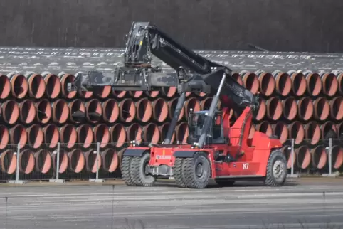 Rohre für den Bau der Erdgaspipeline Nord Stream 2 von Russland nach Deutschland werden im Hafen Mukran auf der Insel Rügen gela