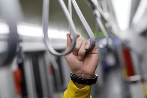 Im Tarifkonflikt zwischen dem Busgewerbe und Verdi stehen die Fahrgäste zwischen den Fronten. 