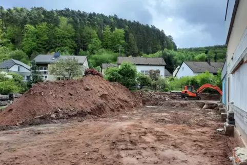 Die Erdarbeiten hinter der Trualbhalle, hinter der eine Stahlbauhalle als neuer Bauhof errichtet wird, sind abgeschlossen. 