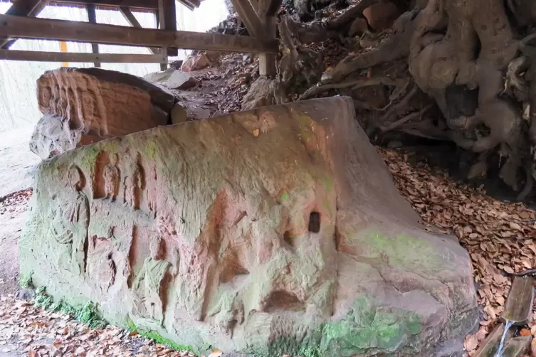 Eine weitere Sehensw&uuml;rdigkeit: Das Quellheiligtum am Heidenfelsen bei Kindsbach.