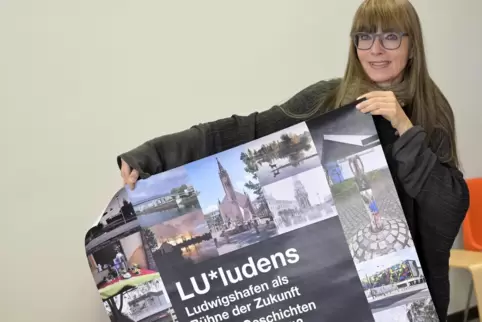 Die Initiatorin und Organisatorin Antje Reinhard mit dem Plakat zum Projekt „LU*ludens“