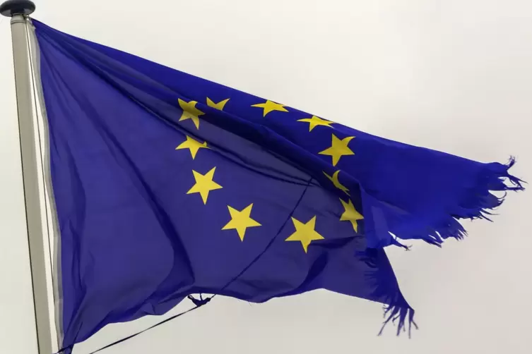 Wenn’s stürmt in der Politik: EU-Fahne, leicht zerzaust. 