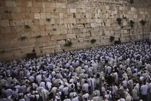 Gläubige an der Klagemauer in Jerusalem. 