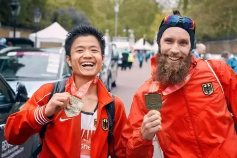 Ein gutes und erfolgreiches Team: Max Kirschbaum und Tien-Fung Yap beim Londonmarathon 2019. 