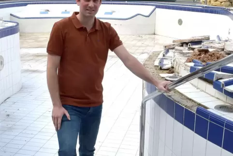 Calypso-Betriebsleiter Dennis Ries zeigt, was alles renoviert wird. 