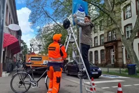 Saarbrückens OB Uwe Conradt (auf der Leiter) weiht die Fahrradzone ein. 