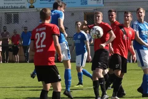 Sascha Hübl (blau) köpft das 1:0 für Queichhambach. Das war im Frühjahr 2019. 