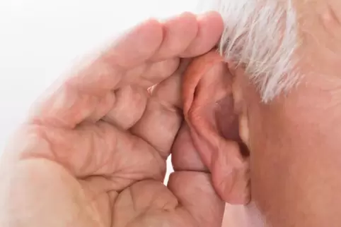 Wer ein Hörgerät braucht, fühlt sich oft zum alten Eisen gehörig, stigmatisiert, behindert. 