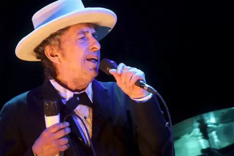 Immer auf Tour, der rollende Stein: Nur selten lässt sich Bob Dylan heute bei Live-Auftritten fotografieren, hier 2012 bei einem