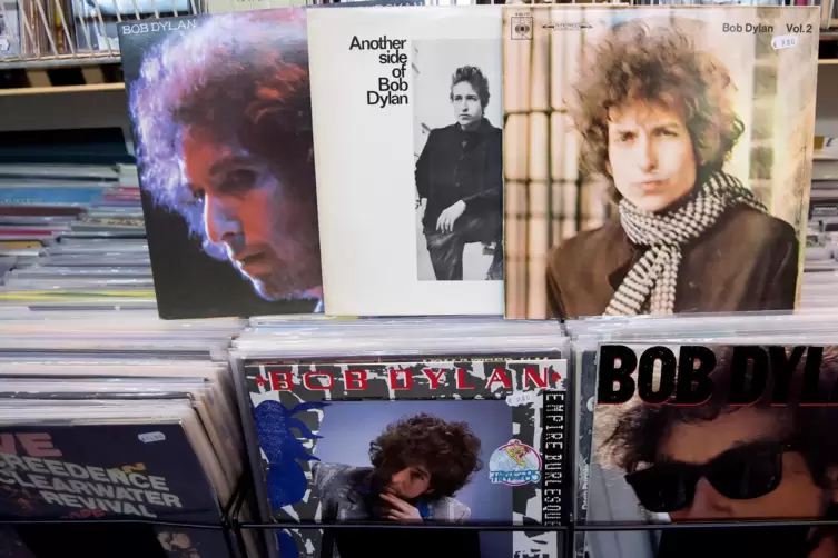 Zum 80. Geburtstag l&auml;sst sich in den wenigen verbliebenen Plattenl&auml;den nach Bob-Dylan-Alben st&ouml;bern. 