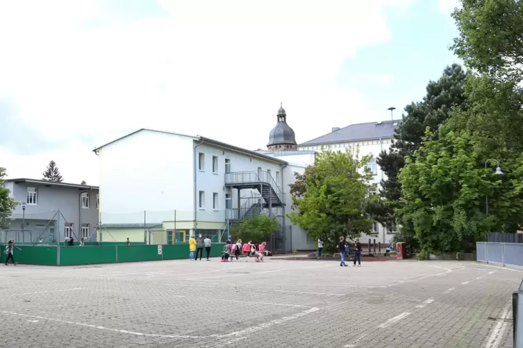 Bisher wurde geplant, einen Mensa-Neubau im Pausenhof der Grundschule zu errichten. 