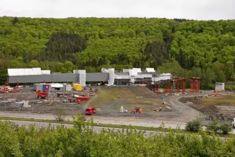 Mammut-Projekt Ortsumgehung: Derzeit wird der Unterbau für die 222 Meter lange Talbrücke hergestellt. Der Hohlkasten besteht aus Mammut-Projekt Ortsumgehung: Derzeit wird der Unterbau für die 222 Meter lange Talbrücke hergestellt. Der Hohlkasten besteht aus