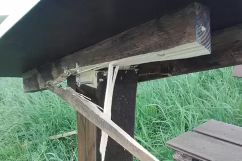 Nachdem der Tisch oberhalb der Münchweilerer Friedrichsruh zum zweiten Mal von Vandalen beschädigt worden ist, hat ihn der frust Nachdem der Tisch oberhalb der Münchweilerer Friedrichsruh zum zweiten Mal von Vandalen beschädigt worden ist, hat ihn der frust