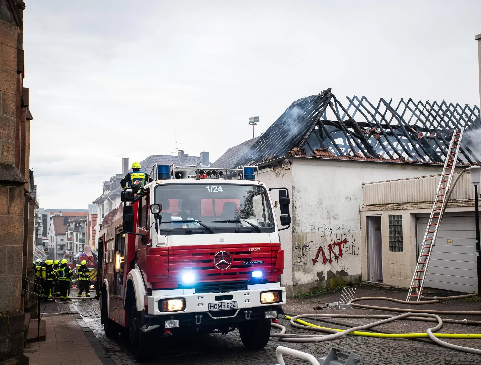 Feuerwehr Homburg rettet Marder aus Fallrohr