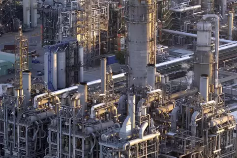 Die Steamcracker der BASF in Ludwigshafen (Foto) werden derzeit mit Gas beheizt, ab 2030 sollen sie auf Ökostrom umgestellt werd