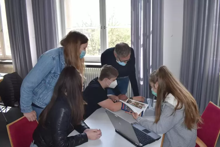 Lernen m Botanischen Garten: Selin, Isabella, Joel und Viola mit ihrem Lehrer Axel Goerke testen di Lerninsel.,