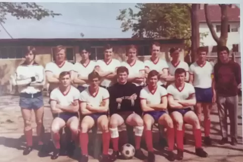 A-Klasse-Meister im Jahr 1970: oben, von links Ulli Gerner, Hans Mack, Otto Schneider, Hans-Helmut Künkele, Hans Hechler, Wolfga
