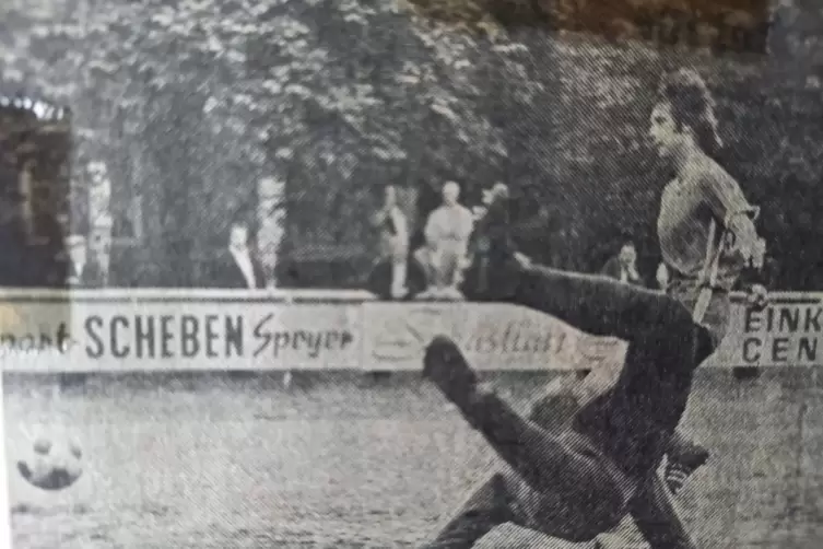 Aufgehoben zur Erinnerung: Ein Foto, augeschnitten aus einer Zeitung, zeigt Reinhold Borner (rechts) in Aktion. 