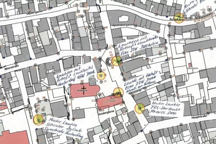 An verschiedenen Stellen in der Altstadt (gelbe Punkte) h&auml;ngen die Musterlampen. 
