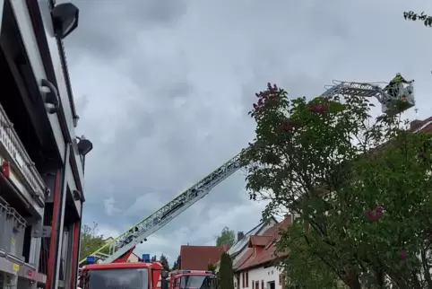 Ein Kaminbrand hat für einen größeren Einsatz der Feuerwehr gesorgt. 