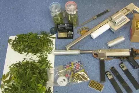 Drogen, Waffen und Geld, mutmaßlich aus Drogengeschäften, stellten die Beamten bei der Razzia in drei Bundesländern sicher. 