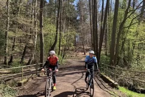 Erste Ausfahrt Miriam Welte (im FCK-Trikot) und Carina Hilfenhaus starten am Blechhammer in den Wald.