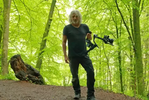 Stefan Erdmann filmt im Pfälzerwald – der ist Hauptdarsteller in seinem neuen Film. 