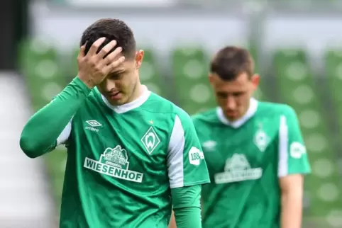 Werders Maximilian Eggestein (hinten) und Milot Rashica.