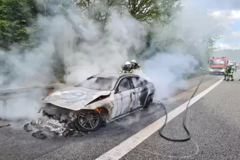 Vom Wagen bleib nur noch ein ausgebrannter Schrotthaufen übrig. 