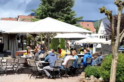 Im Weingut Siener in Birkweiler füllten sich nach dem Regenschauer am Sonntag die Plätze. 