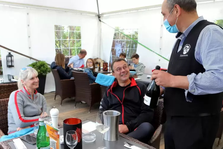 Katharina Lederle und Ralf Gemming lassen es sich in Don Camillo in Gleisweiler gut gehen. Pasquale Cuscun&aacute; (rechts) hat Zelte a