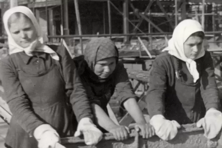 Auch viele Frauen wurden zur Arbeit nach Ludwigshafen verschleppt. 